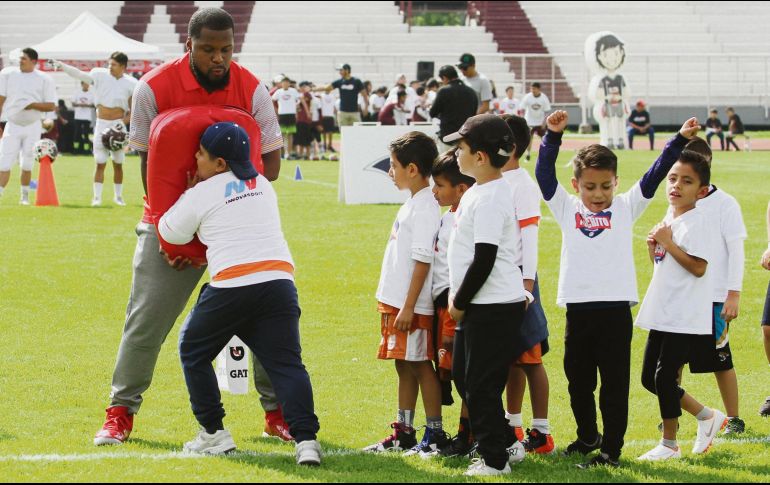 Experiencia. Los pequeños pudieron conocer de cerca a algunos jugadores profesionales de la NFL. NTX