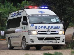 El último de los niños atrapados en la cueva Tham Luang es trasladado en ambulancia tras su rescate, en el norte de Tailandia. EFE/P. Tasiri