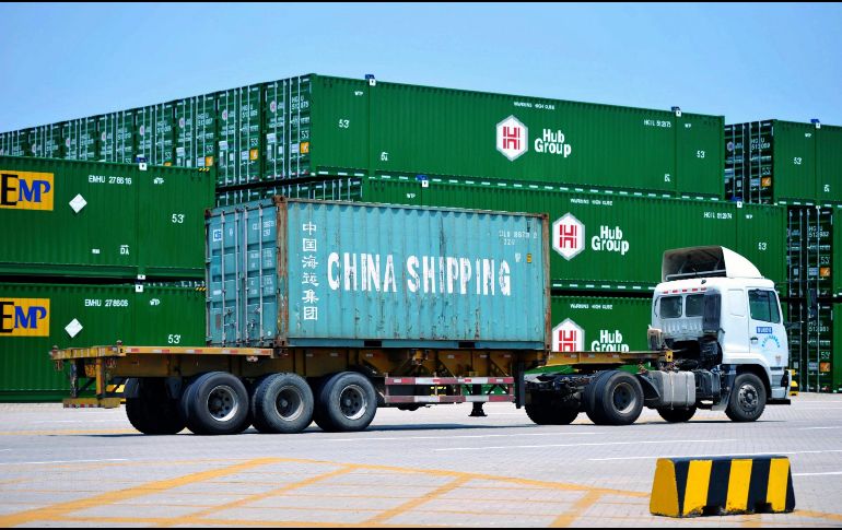 Un camión transporta un contenedor de China Shipping, en el puerto de Qingdao, en la provincia oriental de Shandong. AP