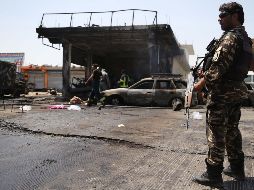 Varios agentes de seguridad inspeccionan el lugar donde se produjo un atentado contra un puesto de control en Jalalabad, ocurrido ayer. EFE/G. Habibi