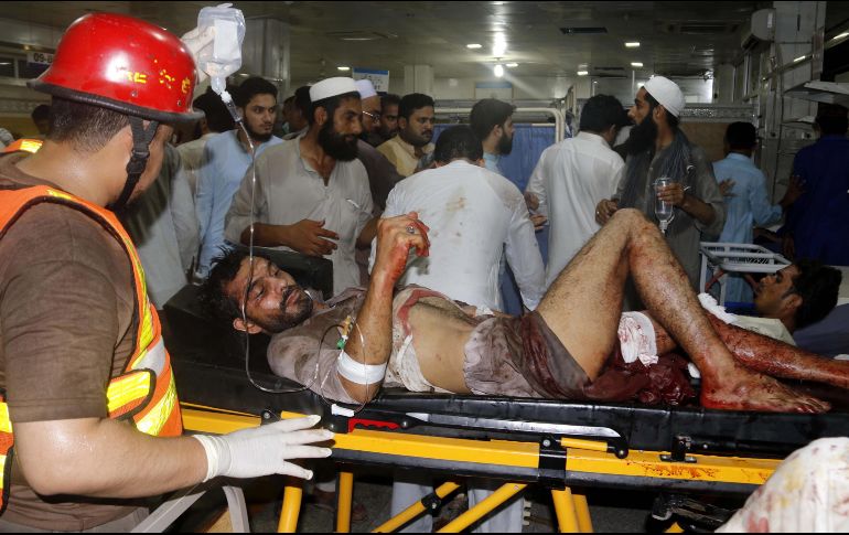 Un simpatizante del Partido Nacionalista Awami (ANP) recibe tratamiento médico tras resultar herido en un atentado que tenía como objetivo al político Haroon Bilour. EFE/B. Arbab