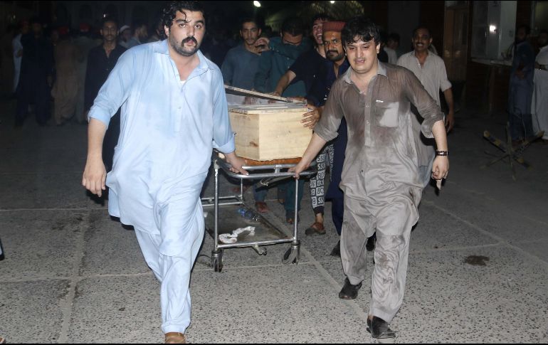 Simpatizantes del Partido Nacionalista Awami (ANP) transportan el cuerpo del líder del ANP, el político Haroon Bilour, quien falleció en el atentado. EFE/B. Arbab