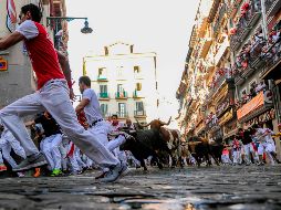 Los momentos de mayor tensión se produjeron al final de la emblemática calle Estafeta, una de las zonas más concurridas del recorrido. AFP/J. Jordán