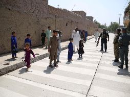 Agentes de seguridad vigilan el lugar donde se ha producido un ataque en Jalalabad. EFE/G. Habibi