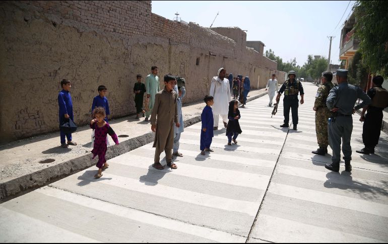 Agentes de seguridad vigilan el lugar donde se ha producido un ataque en Jalalabad. EFE/G. Habibi