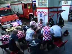 En un video se aprecia la velocidad con la que actuaron los bomberos, quienes no alcanzaron a ver el cobro del penal que dio el pase a su Selección por segunda vez en la historia. FACEBOOK / Vatrogasna postrojba Zagreb