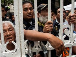 Decenas de ciudadanos han acudido a las oficinas de López Obrador en la colonia Roma para dejar sus peticiones. AFP / P. Pardo