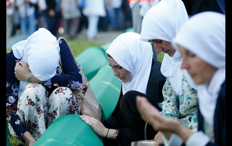 Musulmanas bosnias reaccionan en el funeral de 35 víctimas de la masacre de 1995, recientemente identificadas, en Potocari, cerca de  Srebrenica. AP/A. Emric