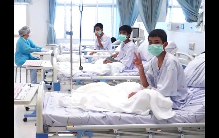 Varios de los niños rescatados de la cueva Tham Luang son atendidos en el hospita de Chiang Rai, Tailandia. Los cuatro primeros menores rescatados, del grupo de 12 chicos y su entrenador, recibirán el alta médica el próximo domingo. EFE/PRD