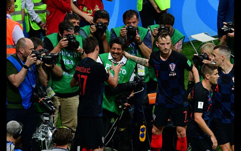 Al terminar el festejo, los jugadores croatas abrazaron y se disculparon con el fotoperiodista. AFP / M. Antonov