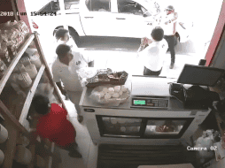 De acuerdo a la videograbación, el triple homicidio y presunto asalto fue perpetrado en tan solo 28 segundos. TWITTER