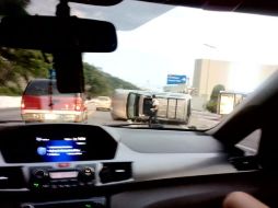 Al alejarse del lugar de los hechos, la víctima perdió el control del vehículo y sufrió un accidente; recibió el alta hospitalaria más tarde. TWITTER/@TiempoGro