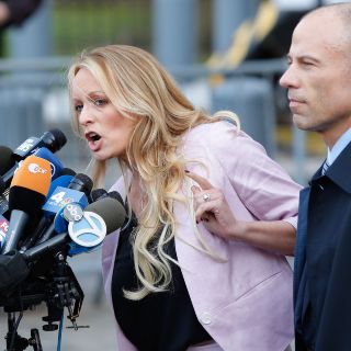 Detienen a Stormy Daniels por dejarse tocar en un "striptease"
