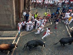 Los toros de la ganadería madrileña de Victoriano del Río Cortés a su paso por la Cuesta de Santo Domingo durante el sexto encierro. EFE/J.P. Urdioz