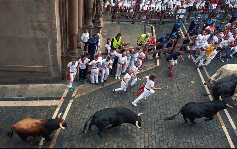 Los toros de la ganadería madrileña de Victoriano del Río Cortés a su paso por la Cuesta de Santo Domingo durante el sexto encierro. EFE/J.P. Urdioz