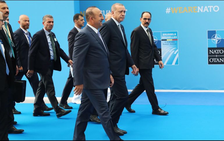 El presidente turco, Recep Tayyip Erdogan (2d), y el ministro turco de Exteriores, Mevlut Cavusoglu (3d), a su llegada a la segunda jornada de la cumbre de jefes de estado de la OTAN en Bruselas. EFE/T. Zenkovich