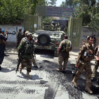 Talibanes atacan varios puestos de control afganos