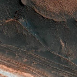 La NASA captura imagen de cráter con características de un lago en Marte