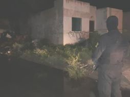 Unidades de la Fuerza Única se presentan en los inmuebles la noche de ayer miércoles luego de recibir el reporte. ESPECIAL