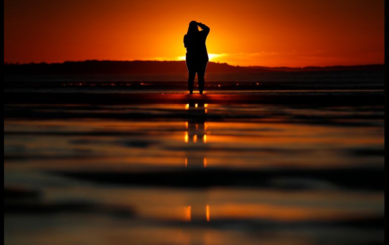 Consuello Jessop fotografía el amanecer en Old Orchard Beach, en el estado de Maine. AP/R. Bukaty