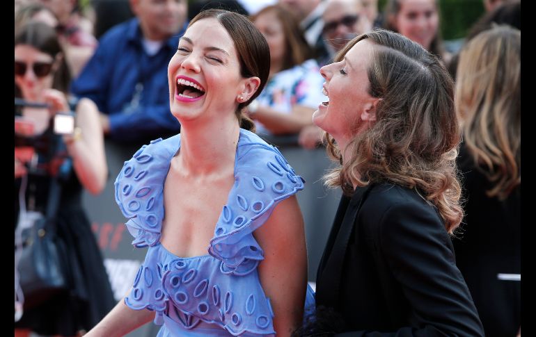 Las actrices Michelle Monaghan (i) y Rebecca Ferguson se ríen a su llegada a la premiere mundial de 