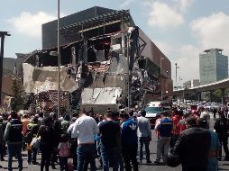 Servicios de emergencia laboran en Periférico y Camino de Santa Teresa, debido a un derrumbre de un edificio en una plaza comercial. NTX / I. Vargas