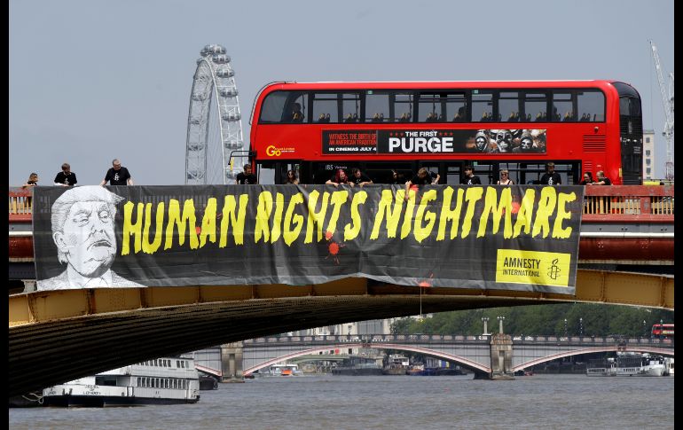 Activistas de Amnistía Internacional despliegan en el puente Vauxhall de Londres, Inglaterra, un letrero que dice: 