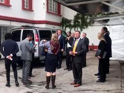 La Policía Federal custodia una camioneta Suburban blindada con placas de la Secretaria de Relaciones Exteriores. SUN /A. Morales