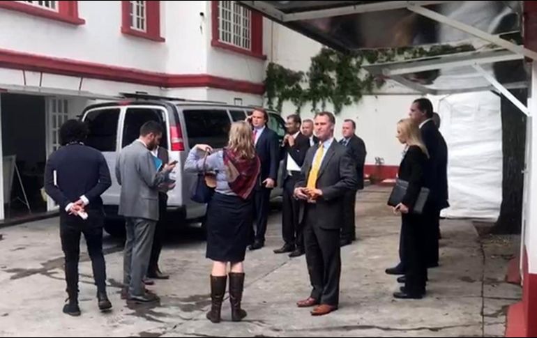 La Policía Federal custodia una camioneta Suburban blindada con placas de la Secretaria de Relaciones Exteriores. SUN /A. Morales