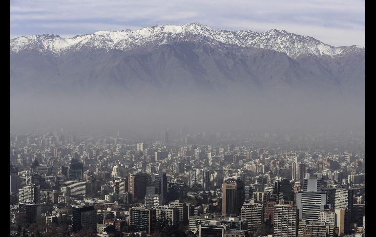 Santiago, Chile, se ve cubierta por contaminación. La ciudad, de 7.2 millones de habitantes, hace frente a una de las contaminaciones más graves de los últimos años, debido a la escasez de lluvias, pero también por un parque vehicular creciente. EFE/A. Valdés