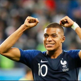 Francia jugará la Final de azul oscuro, Croacia con su camiseta ajedrezada