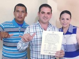 El martes 3 de julio González Hinojosa recibió la constancia de mayoría en el Consejo Municipal Electoral de Ciudad Mier. FACEBOOK / Roberto González Hinojosa