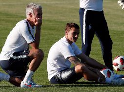 El entrenador Didier Deschamps, quien alzó la copa en Francia 1998, comanda a los juveniles galos, quienes son apoyados por jugadores estelares como Antoine Griezmann. EFE/A. Estévez