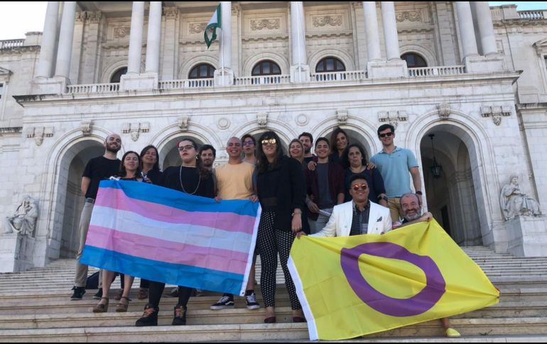 Un grupo festeja la aprobación de la ley que facilita la autodeterminación y expresión de género. FACEBOOK/ilgaportugal