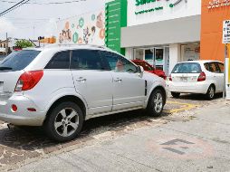 La estrategia del Ayuntamiento tapatío no ha logrado erradicar la invasión de banquetas. EL INFORMADOR/R. Bobadilla