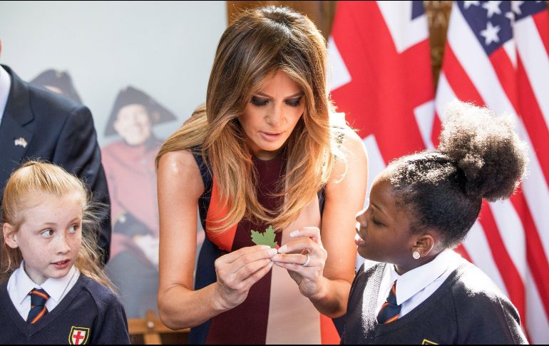 Melania Trump ayuda a varios escolares a hacer amapolas mientras visita The Royal Hospital en Chelsea, Londres. EFE / J. Alden