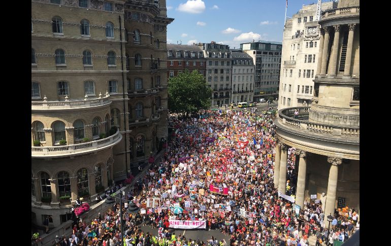 Manifestantes marchan por el centro de Londres. Se estima que, entre todas las convocatorias de la ciudad se lleguen a concentrar hasta 100 mil personas.