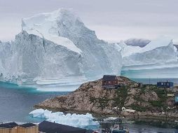 Las autoridades esperan que el viento del sur aleje la masa de hielo de la aldea, y dicen que deben estar preparados por si sucede lo peor. EFE / K. Petersen