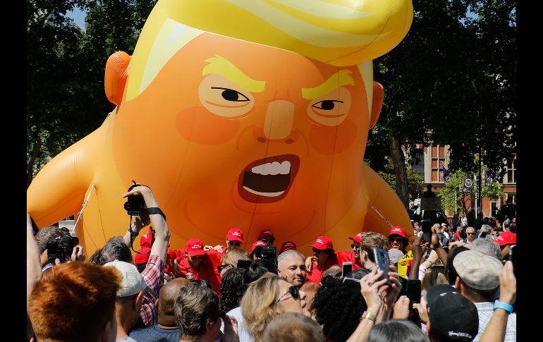 Activistan inflan en globo frente al Parlamento de Londres.