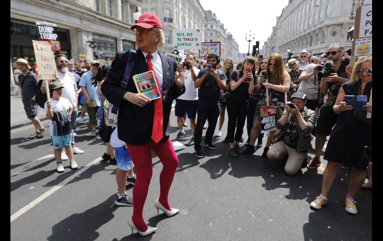 Un manifestante disfrazado de Trump posa en una marcha en Londres.