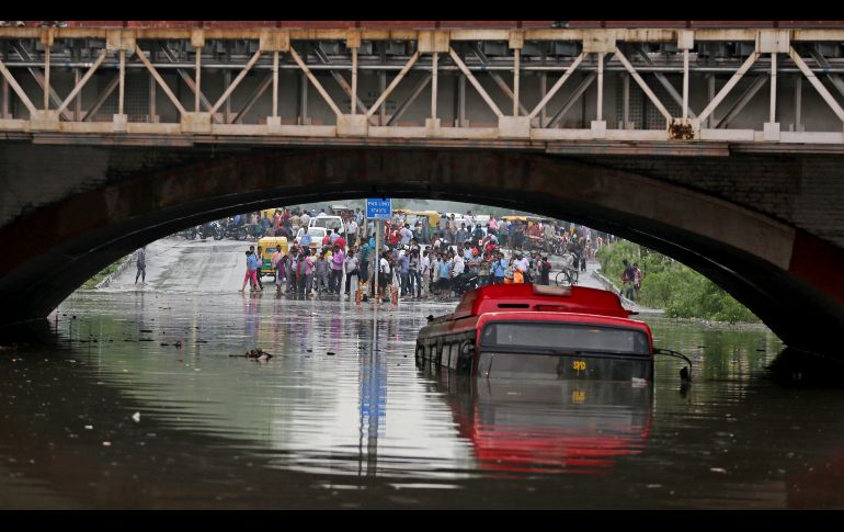 Un autobús de pasajeros quedó sumergido tras las lluvias en Nueva Delhi, India. La temporada de lluvias monzónicas en el país dura de junio a septiembre. AP/A. Qadri