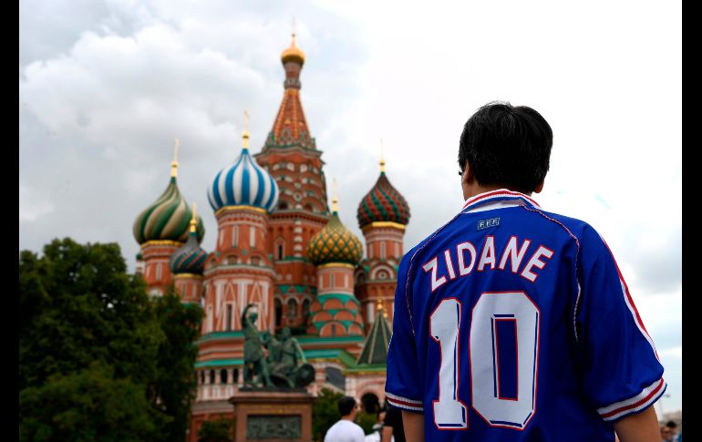 Un turista chino que visita la plaza Roja de Moscú porta una playera del ex astro del futbol francés Zinedine Zidane. AFP/G. Bouys
