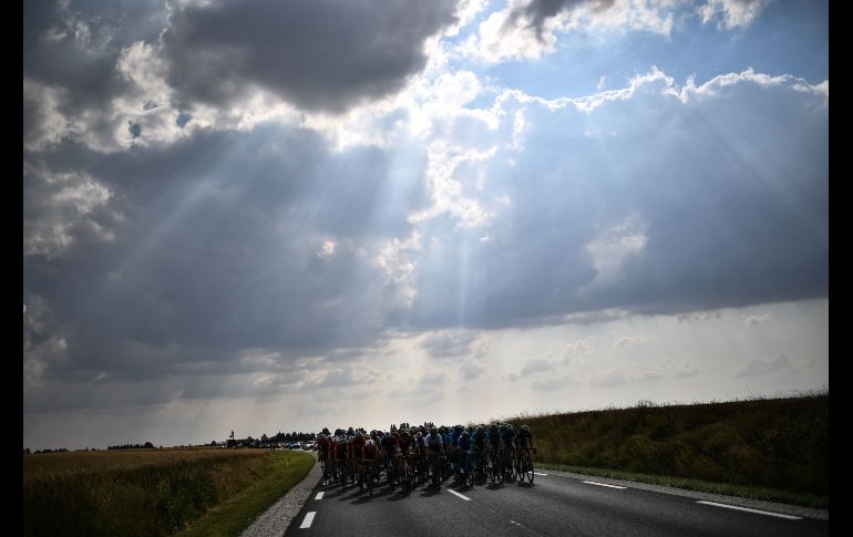 El pelotón participa en la séptima etapa del la 105 edición del Tour de Francia, disputado entre Fougeres y Charters, en el sur francés. AFP/J. Pachoud