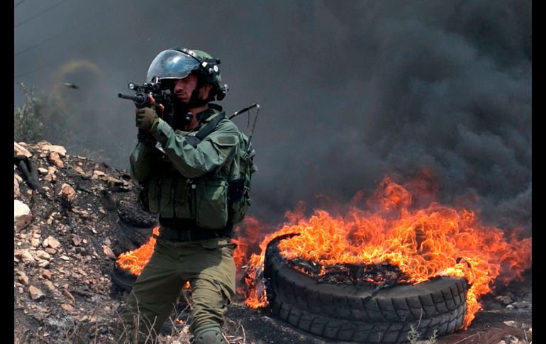 Un soldado israelí dispara una bala de goma durante enfrentamientos con palestinos en Kfar Qaddum, en la zona ocupada de Cisjordania. AFP/J. Ashtiyeh
