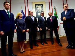 El secretario de Estado, Mike Pompeo (3-I): el secretario del Tesoro, Steven Mnuchin (3-D); la secretaria de Seguridad, Kirstjen Nielsen (2-I); así como Jared Kushner (I), yerno y asesor Donald Trump. AFP / P. Pardo