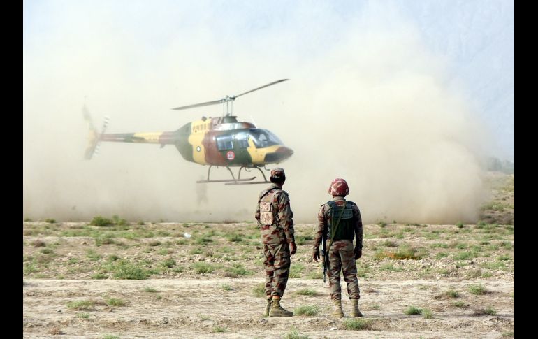 Un helicóptero llega para trasladar a víctimas de un atentado suicida en  Mastung, Pakistán. Dos atentados contra mítines políticos dejaron 132 muertos y alrededor de 140 heridos. EFE/J. Taraqai