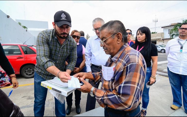 El Gobierno de Guadalajara entregó 15 cheques en al mismo número de afectados. TWITTER / @EnriqueIbarraP
