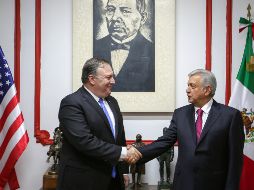 Andrés Manuel López Obrador (d), saluda al secretario de Estado de EU, Mike Pompeo (i), antes de la reunión. EFE/M. Guzmán