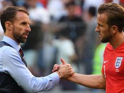 Southgate (I) consuela a Harry Kane (D), al final del partido contra los belgas. AFP/P. Ellis