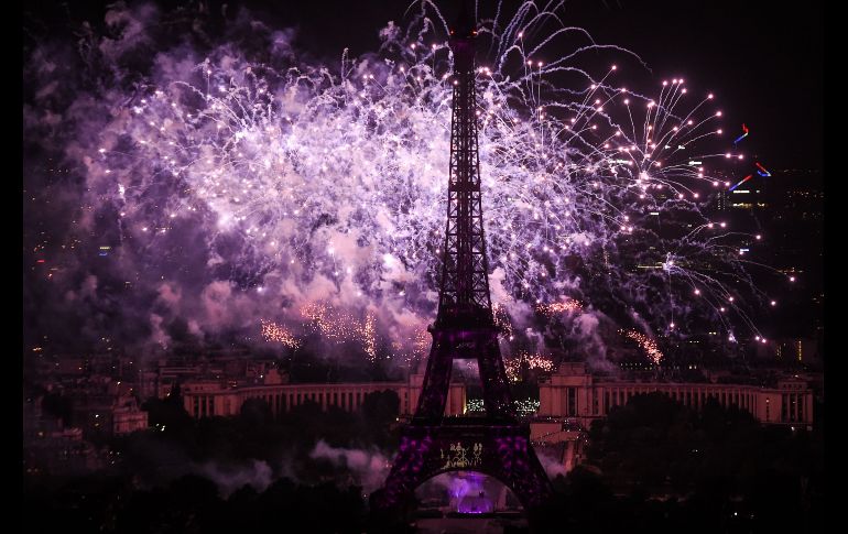 A la emoción por la fiesta nacional se suma la expectación causada por la copa del Mundial de Fútbol que la selección francesa disputa mañana en Rusia. AFP / L. Barioulet